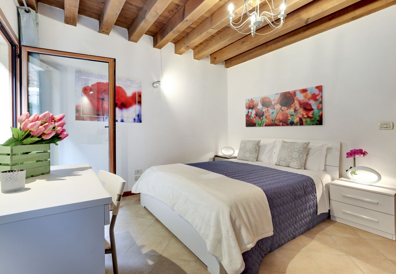 Appartamento a Cannaregio - A CANNAREGIO, VICINO STAZIONE, PIANO TERRA CON CORTE INTERNA & WIFI