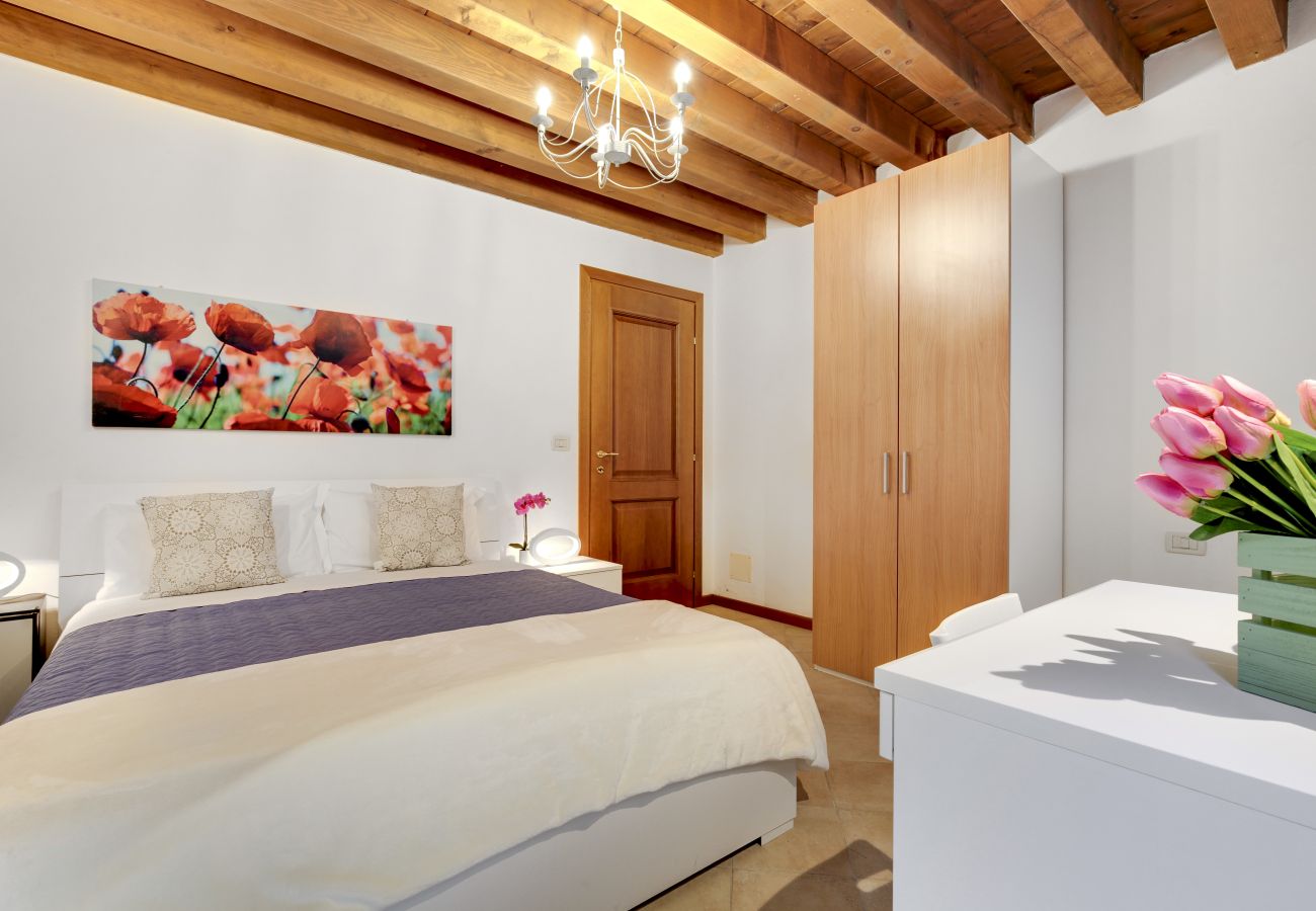 Appartamento a Cannaregio - A CANNAREGIO, VICINO STAZIONE, PIANO TERRA CON CORTE INTERNA & WIFI