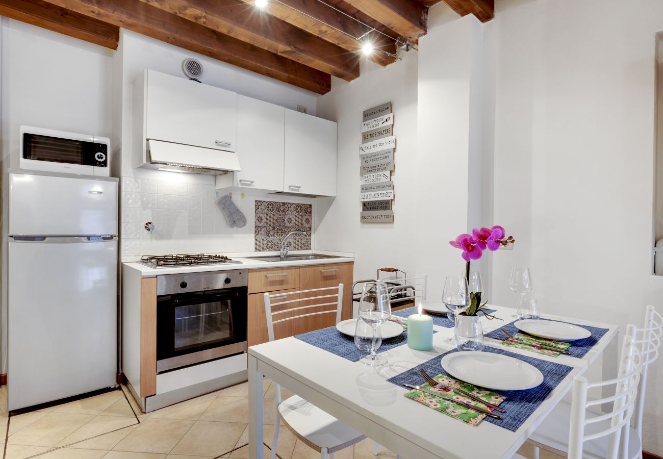 Appartamento a Cannaregio - A CANNAREGIO, VICINO STAZIONE, PIANO TERRA CON CORTE INTERNA & WIFI