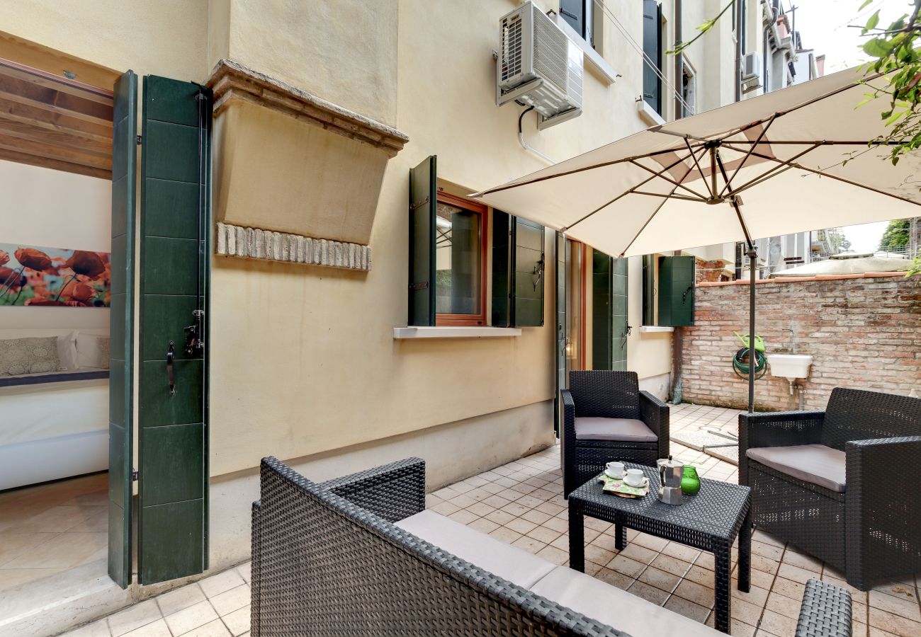 Appartamento a Cannaregio - A CANNAREGIO, VICINO STAZIONE, PIANO TERRA CON CORTE INTERNA & WIFI