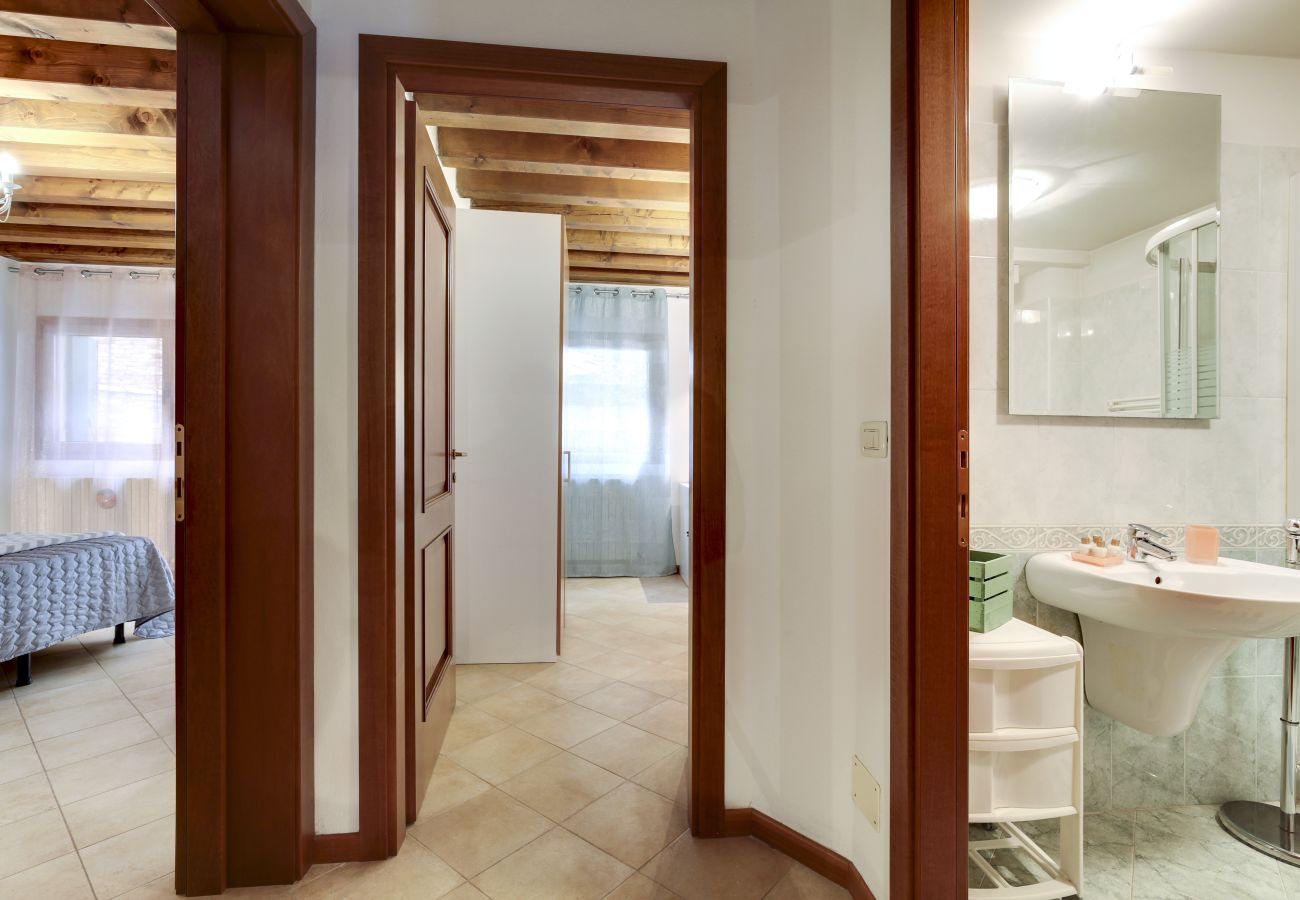 Appartamento a Cannaregio - A CANNAREGIO, VICINO STAZIONE, PIANO TERRA CON CORTE INTERNA & WIFI