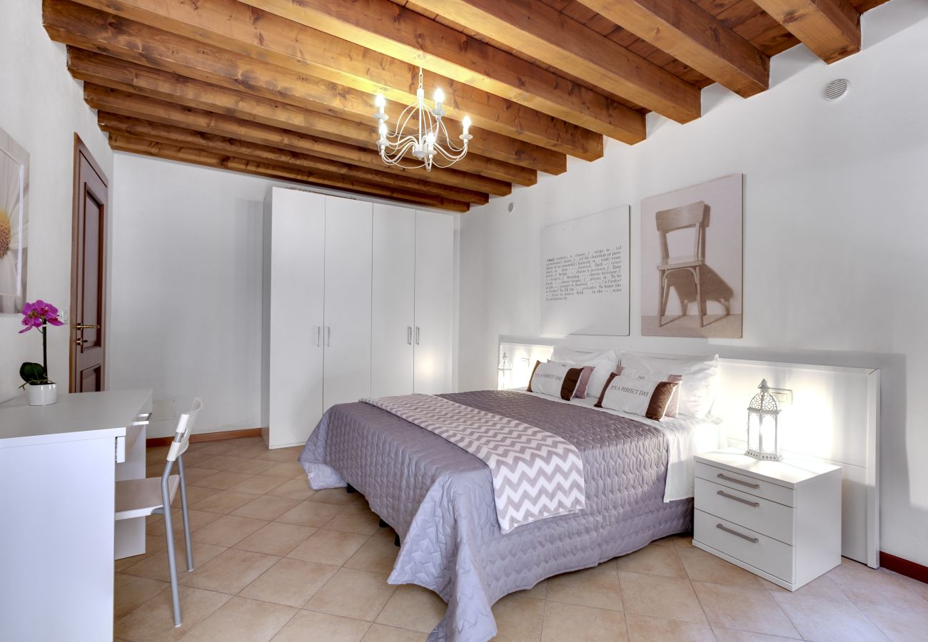 Appartamento a Cannaregio - A CANNAREGIO, VICINO STAZIONE, PIANO TERRA CON CORTE INTERNA & WIFI