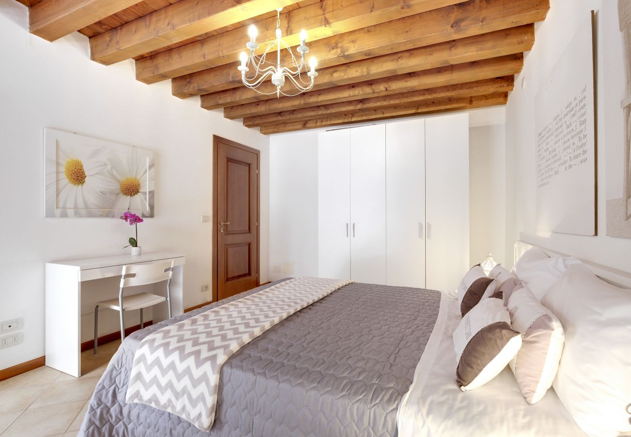 Appartamento a Cannaregio - A CANNAREGIO, VICINO STAZIONE, PIANO TERRA CON CORTE INTERNA & WIFI