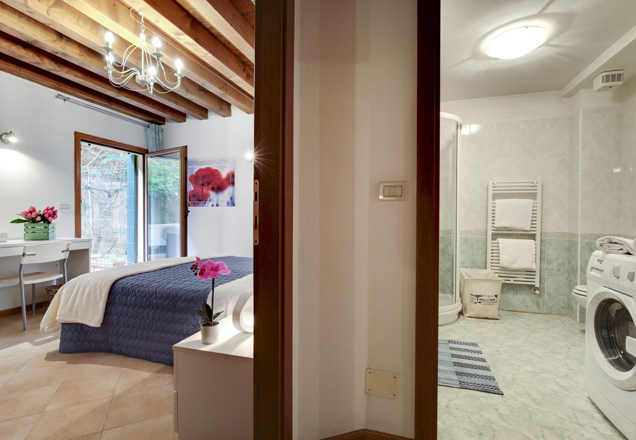 Appartamento a Cannaregio - A CANNAREGIO, VICINO STAZIONE, PIANO TERRA CON CORTE INTERNA & WIFI