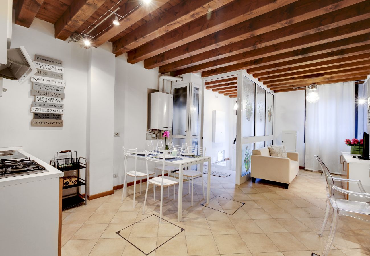 Appartamento a Cannaregio - A CANNAREGIO, VICINO STAZIONE, PIANO TERRA CON CORTE INTERNA & WIFI