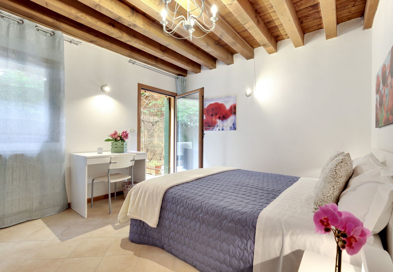 Appartamento a Cannaregio - A CANNAREGIO, VICINO STAZIONE, PIANO TERRA CON CORTE INTERNA & WIFI
