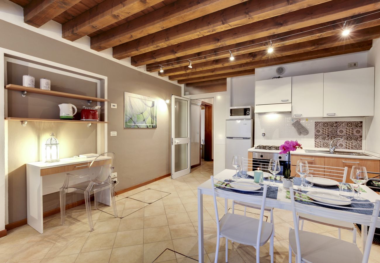 Appartamento a Cannaregio - A CANNAREGIO, VICINO STAZIONE, PIANO TERRA CON CORTE INTERNA & WIFI