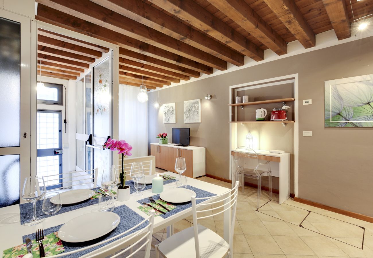 Appartamento a Cannaregio - A CANNAREGIO, VICINO STAZIONE, PIANO TERRA CON CORTE INTERNA & WIFI