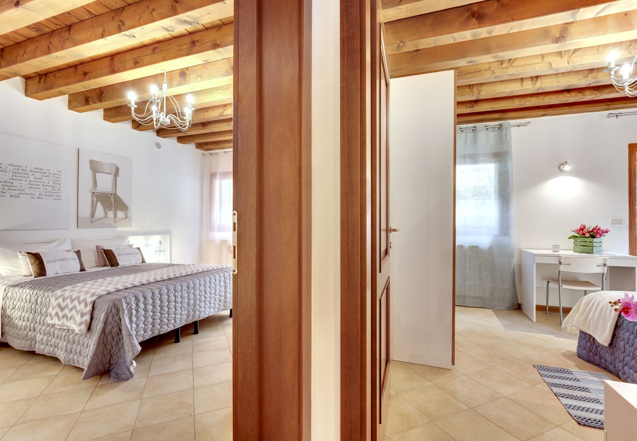 Appartamento a Cannaregio - A CANNAREGIO, VICINO STAZIONE, PIANO TERRA CON CORTE INTERNA & WIFI