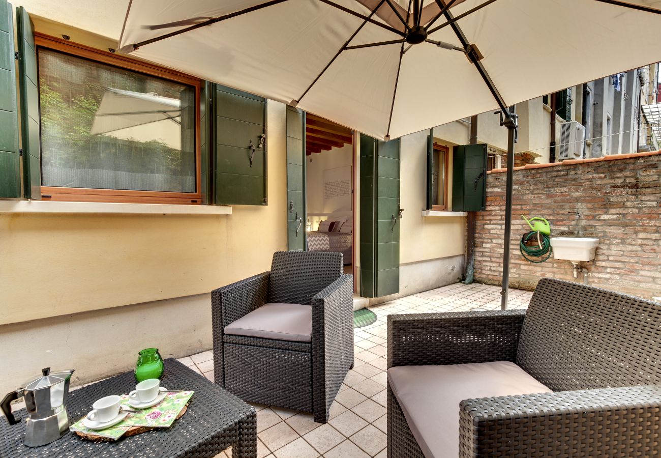 Appartamento a Cannaregio - A CANNAREGIO, VICINO STAZIONE, PIANO TERRA CON CORTE INTERNA & WIFI