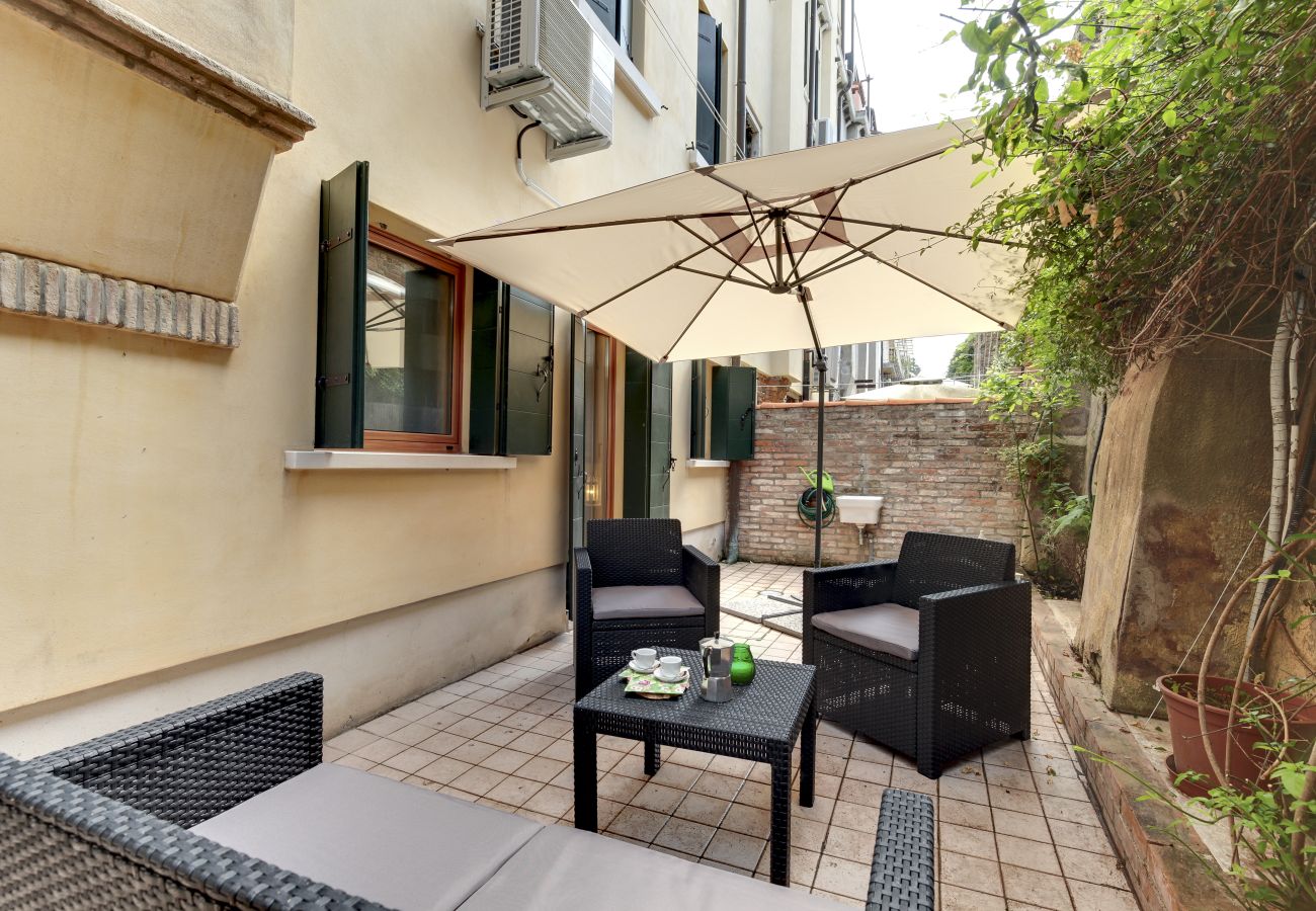 Appartamento a Cannaregio - A CANNAREGIO, VICINO STAZIONE, PIANO TERRA CON CORTE INTERNA & WIFI