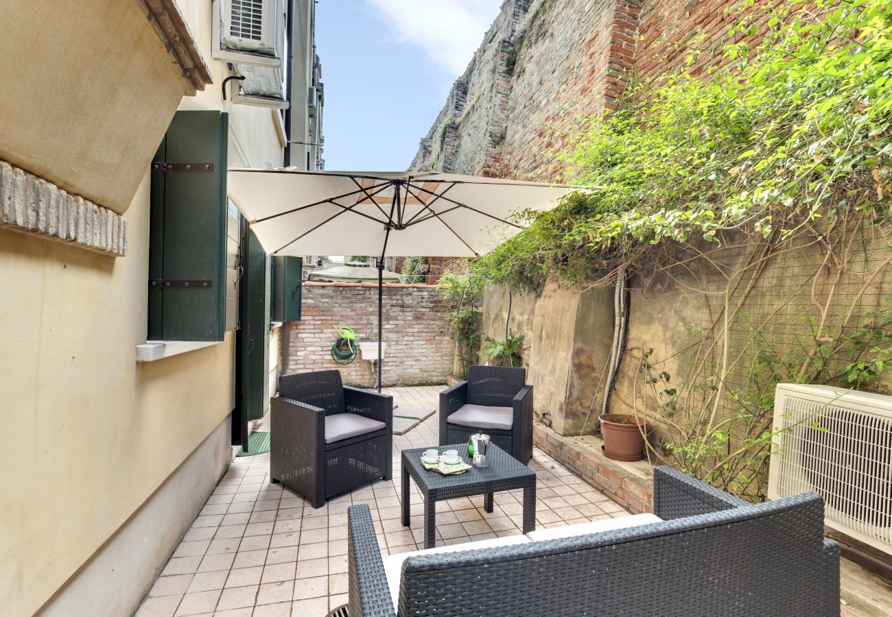 Appartamento a Cannaregio - A CANNAREGIO, VICINO STAZIONE, PIANO TERRA CON CORTE INTERNA & WIFI