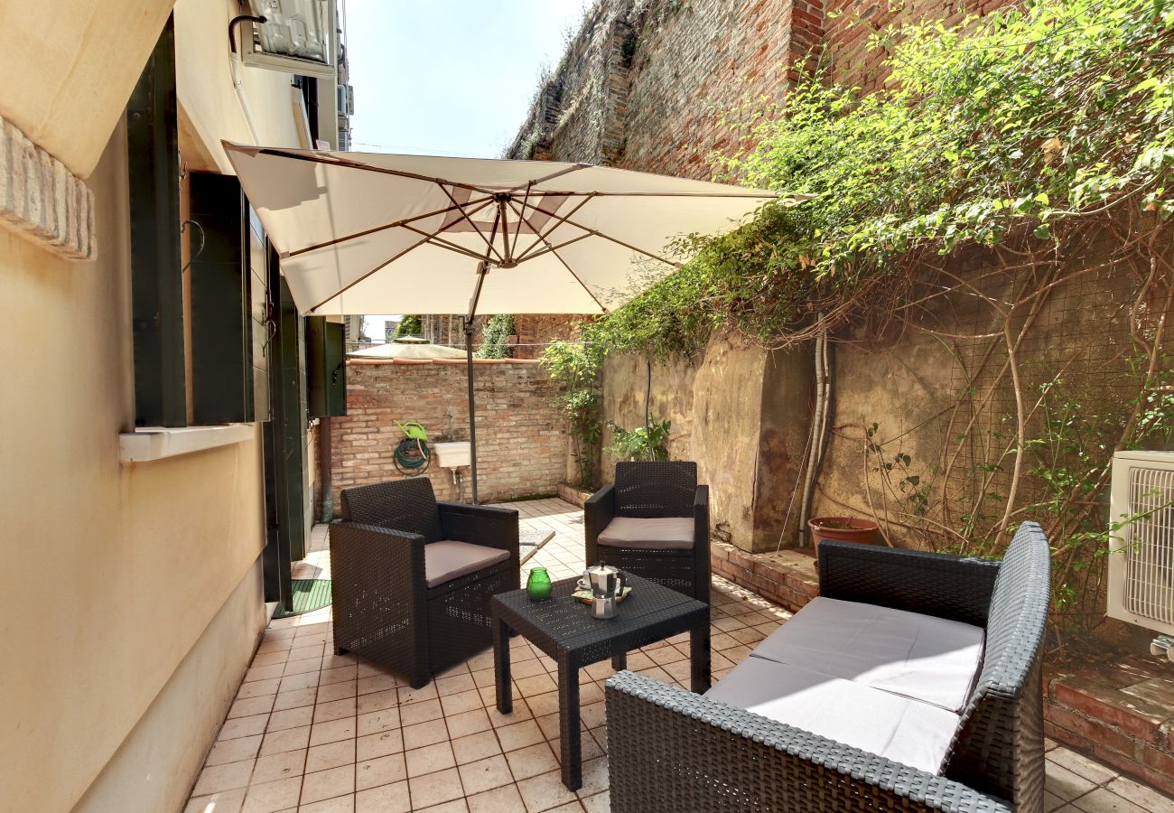Appartamento a Cannaregio - A CANNAREGIO, VICINO STAZIONE, PIANO TERRA CON CORTE INTERNA & WIFI
