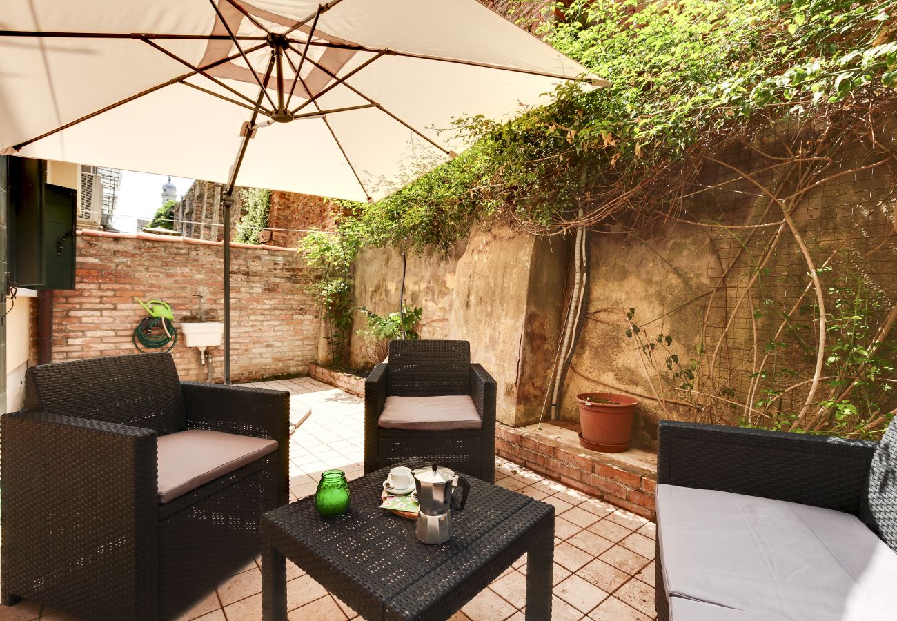 Appartamento a Cannaregio - A CANNAREGIO, VICINO STAZIONE, PIANO TERRA CON CORTE INTERNA & WIFI