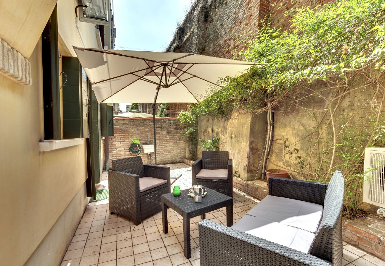 Appartamento a Cannaregio - A CANNAREGIO, VICINO STAZIONE, PIANO TERRA CON CORTE INTERNA & WIFI