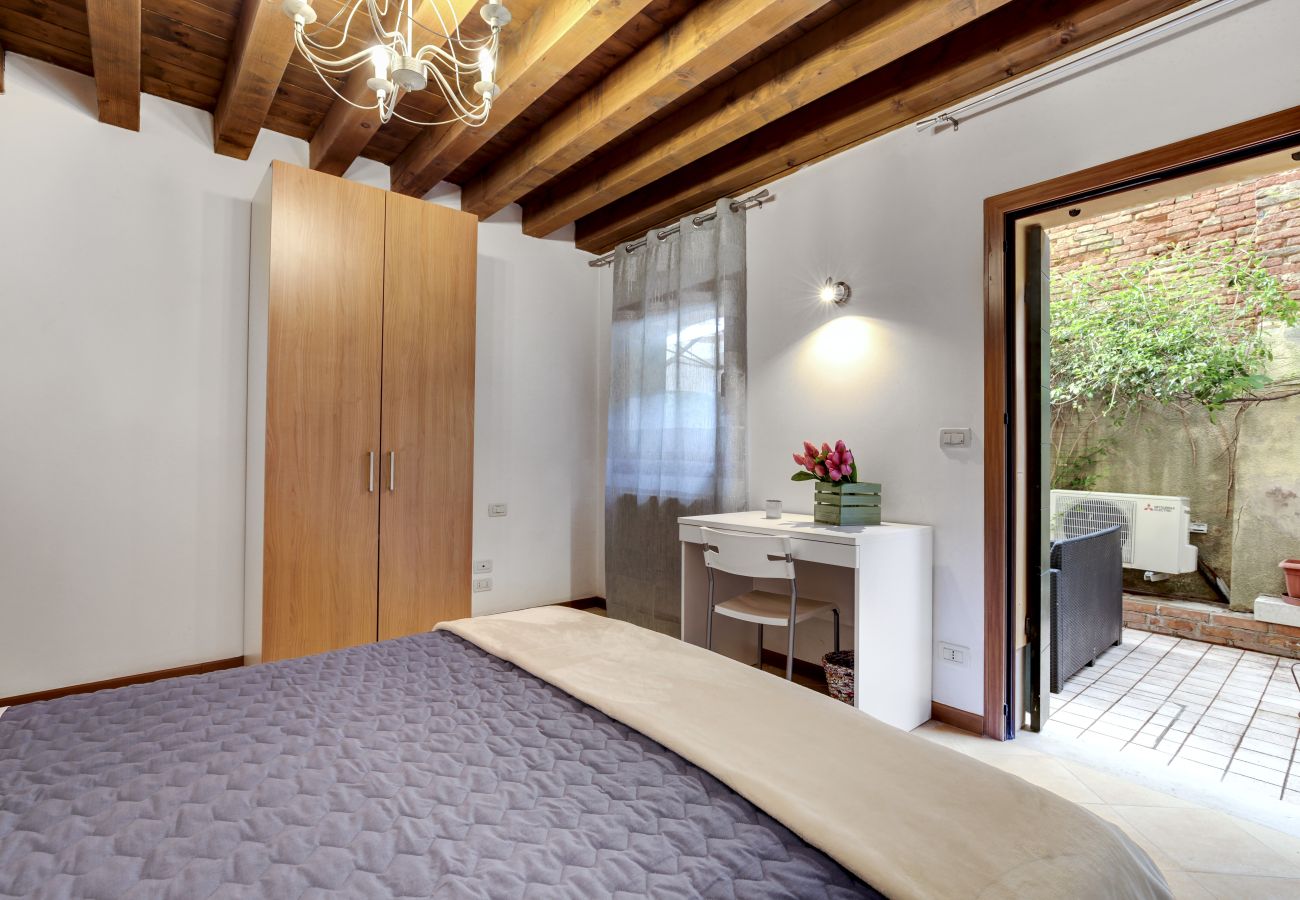 Apartment in Cannaregio - IN CANNAREGIO, NEAR STATION, GROUND FLOOR WITH INTERNAL COURT & WIFI