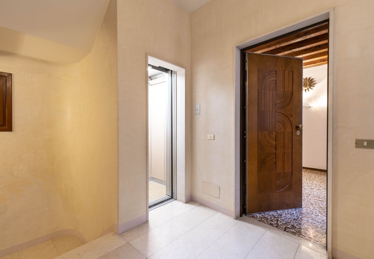 Apartment in San Marco - COMFORTABLE APARTMENT IN SAN MARCO IN THE STREET OF SHOPPING - WITH ELEVATOR