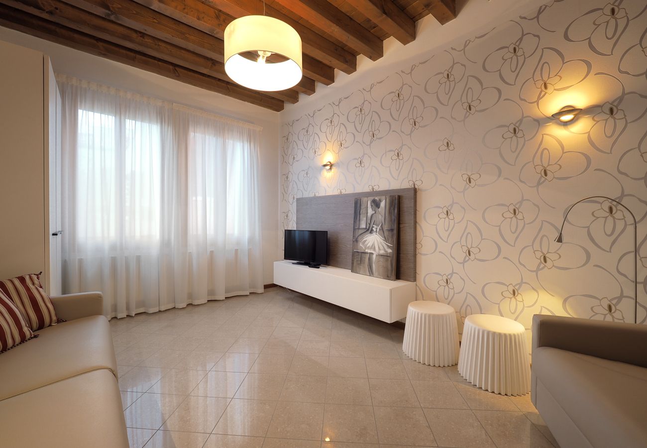 Apartment in Cannaregio - LARGE AND COMFORTABLE APARTMENT NEAR THE RAILWAY - FIRST FLOOR