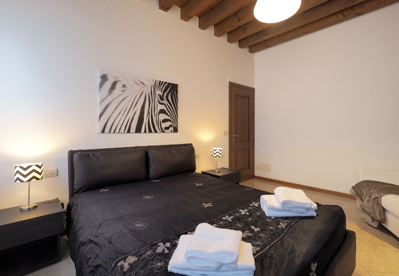 Apartment in Cannaregio - MODERN APARTMENT, COMFORTABLE AND CLOSE TO THE STATION AND MAIN TERMINAL. EQUIPPED WITH WASHING MACHINE, DISHWASHER AND WIFI