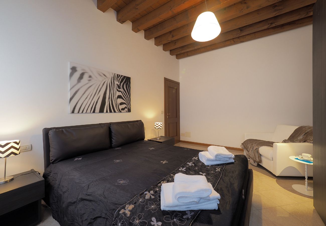 Apartment in Cannaregio - MODERN APARTMENT, COMFORTABLE AND CLOSE TO THE STATION AND MAIN TERMINAL. EQUIPPED WITH WASHING MACHINE, DISHWASHER AND WIFI