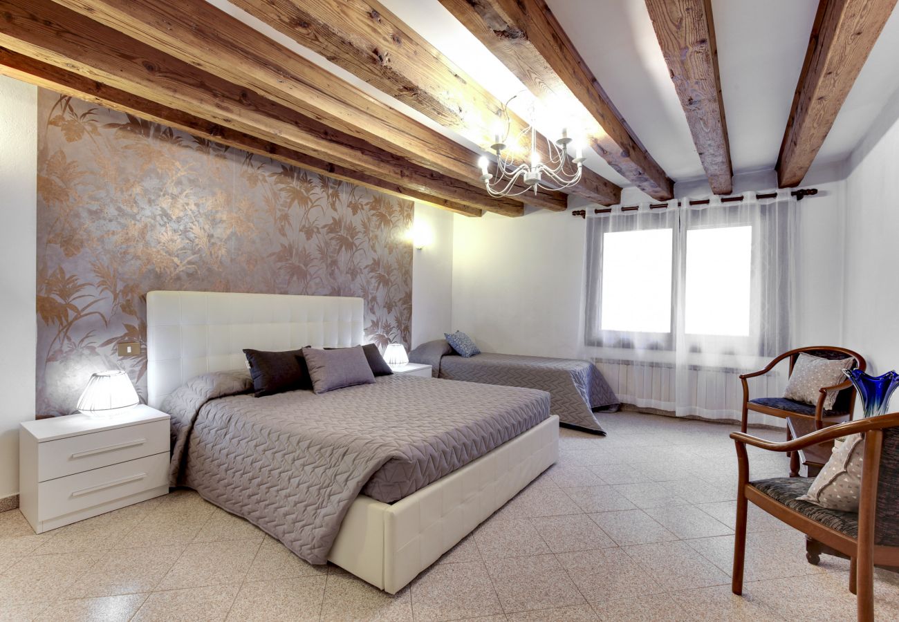 Apartment in Cannaregio - APARTMENT IN CAMPO SS GIOVANNI E PAOLO, WASHING MACHINE, WIFI, A / C