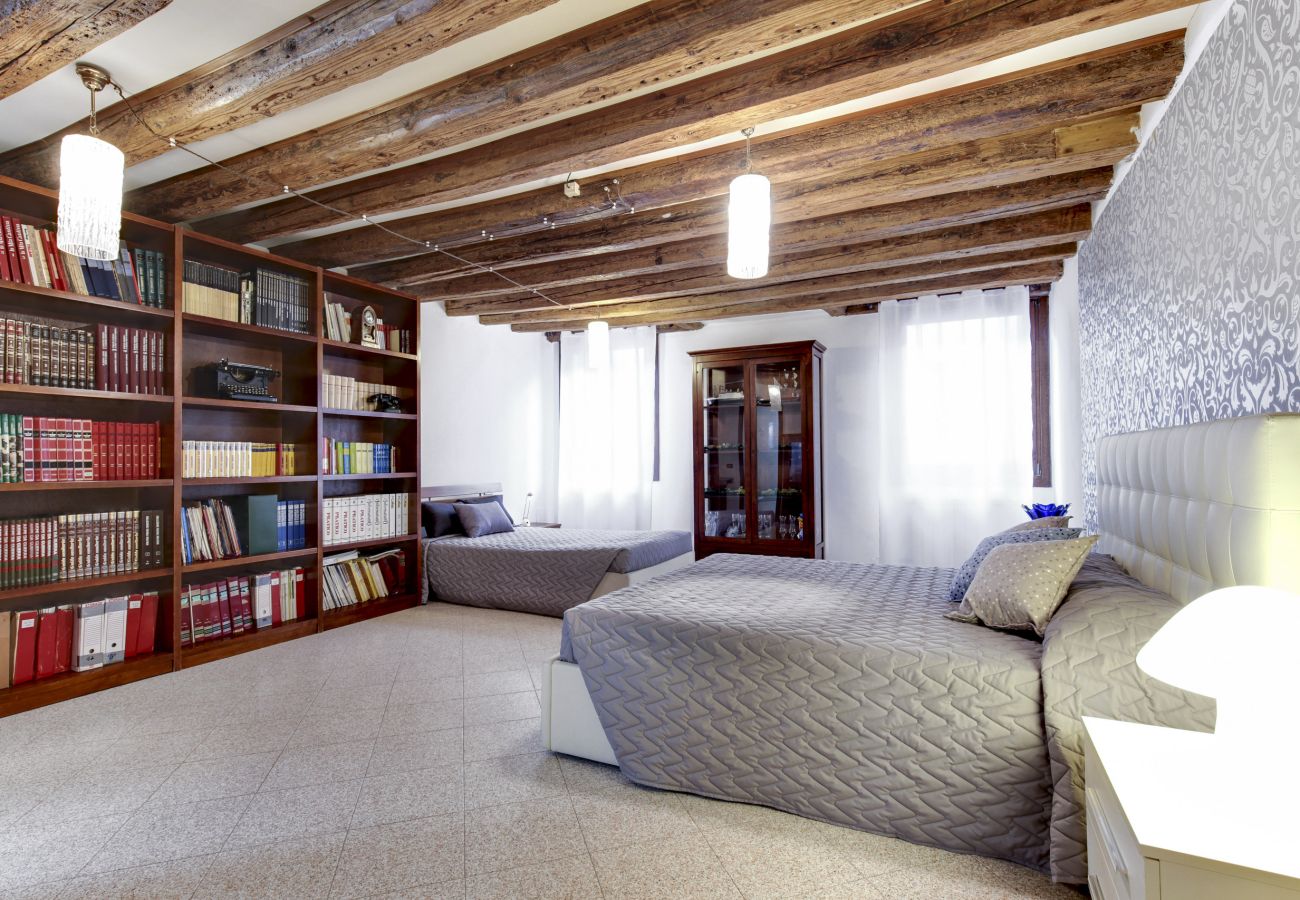 Apartment in Cannaregio - APARTMENT IN CAMPO SS GIOVANNI E PAOLO, WASHING MACHINE, WIFI, A / C