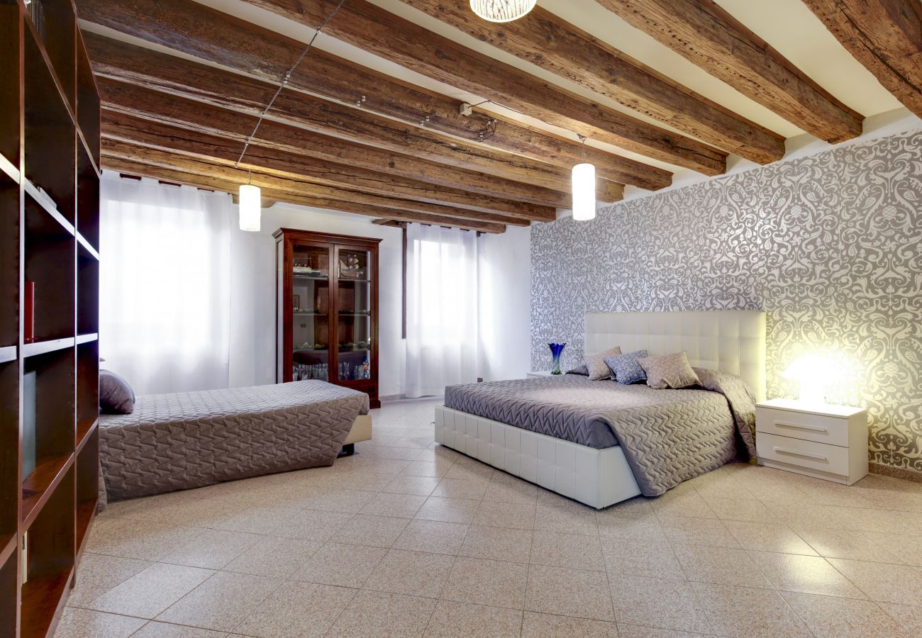 Apartment in Cannaregio - APARTMENT IN CAMPO SS GIOVANNI E PAOLO, WASHING MACHINE, WIFI, A / C