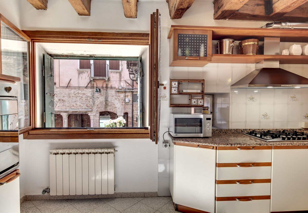 Apartment in Cannaregio - APARTMENT IN CAMPO SS GIOVANNI E PAOLO, WASHING MACHINE, WIFI, A / C