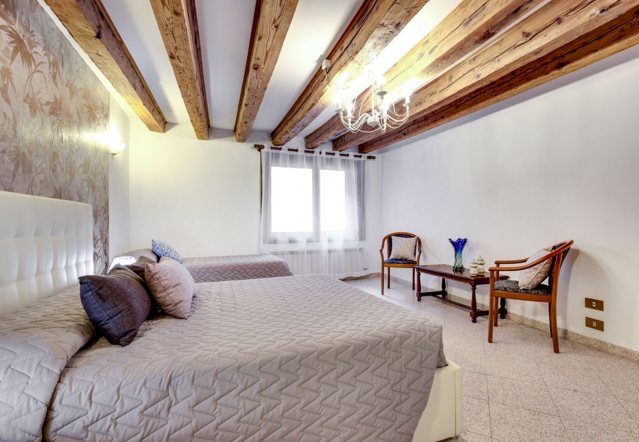 Apartment in Cannaregio - APARTMENT IN CAMPO SS GIOVANNI E PAOLO, WASHING MACHINE, WIFI, A / C