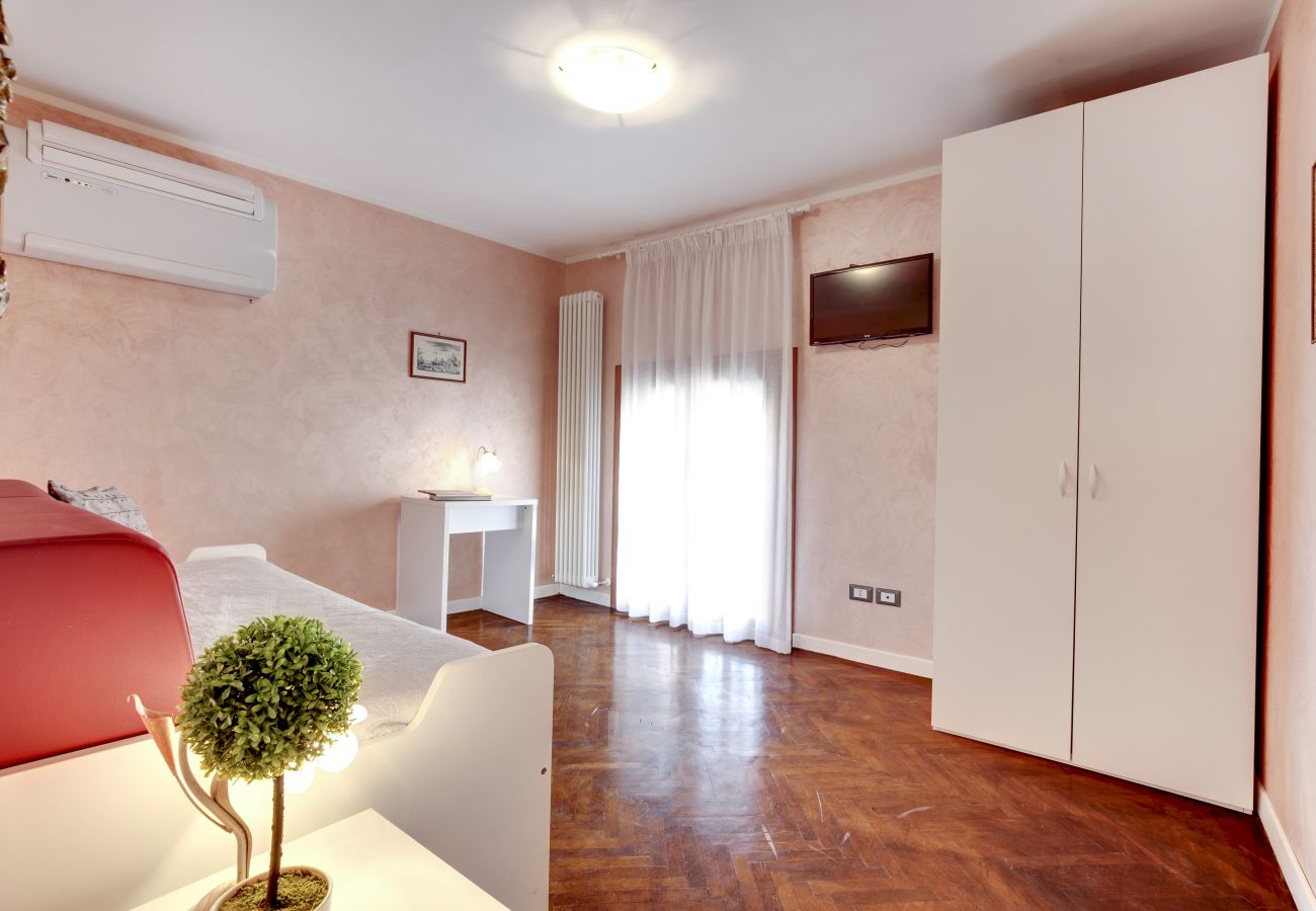 Apartment in Cannaregio - CANNAREGIO-APARTMENT WITH AIR CONDITIONING IN THE ROOMS, WASHING MACHINE AND WIFI