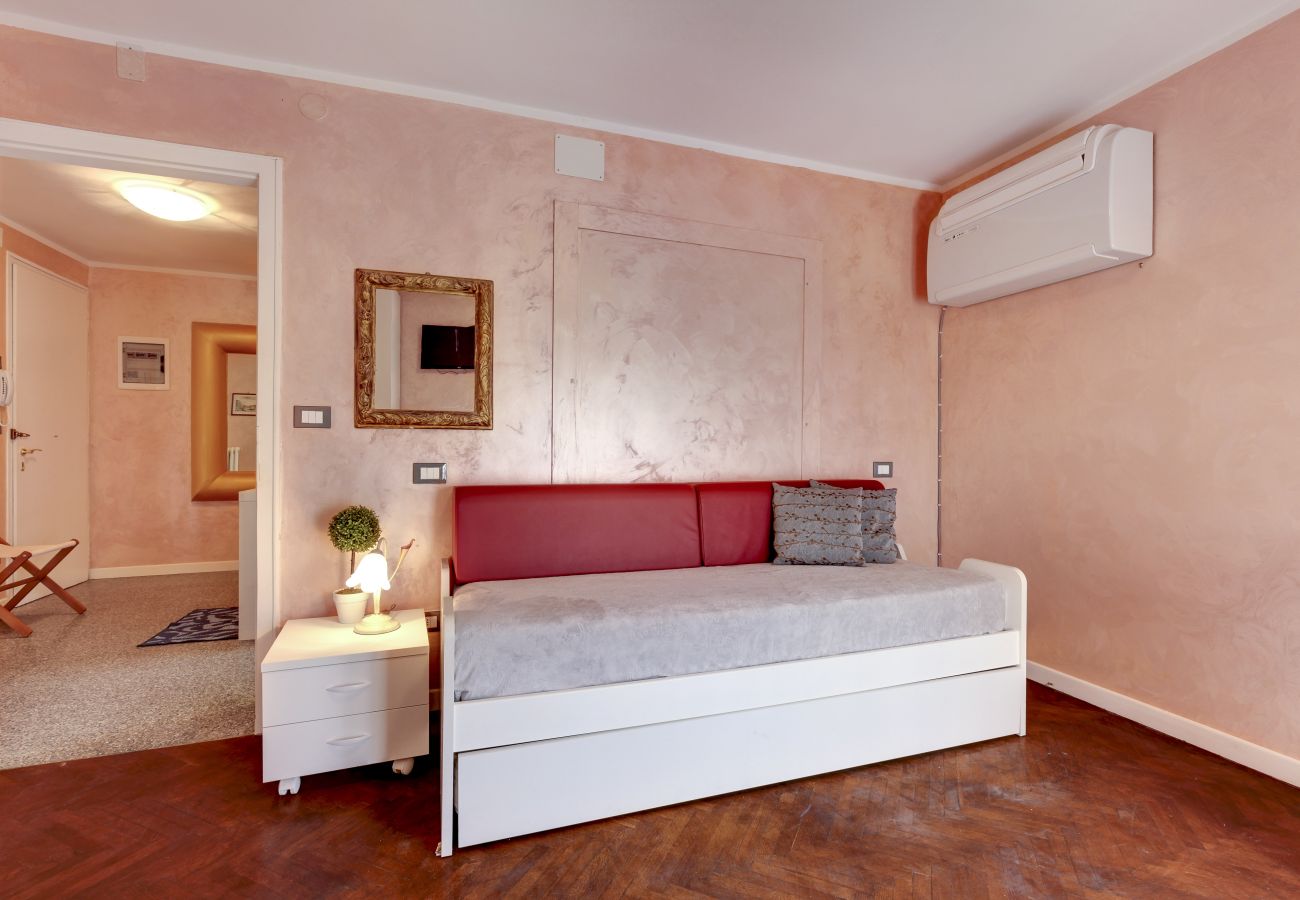Apartment in Cannaregio - CANNAREGIO-APARTMENT WITH AIR CONDITIONING IN THE ROOMS, WASHING MACHINE AND WIFI
