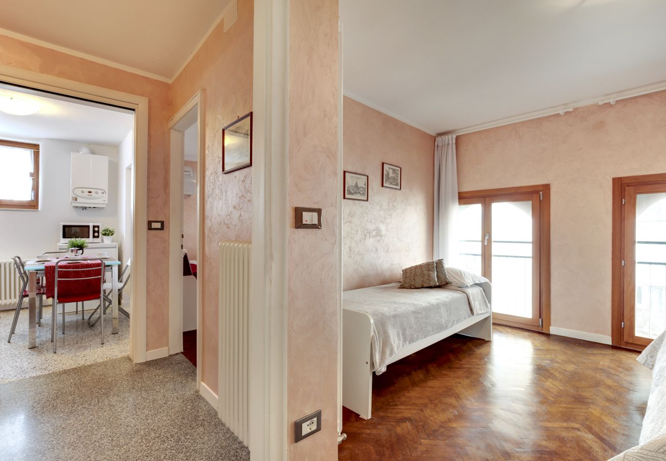Apartment in Cannaregio - CANNAREGIO-APARTMENT WITH AIR CONDITIONING IN THE ROOMS, WASHING MACHINE AND WIFI