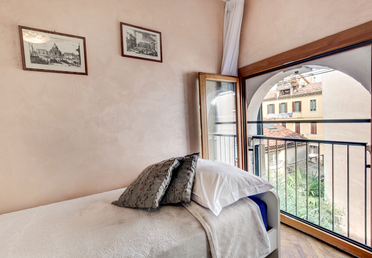 Apartment in Cannaregio - CANNAREGIO-APARTMENT WITH AIR CONDITIONING IN THE ROOMS, WASHING MACHINE AND WIFI