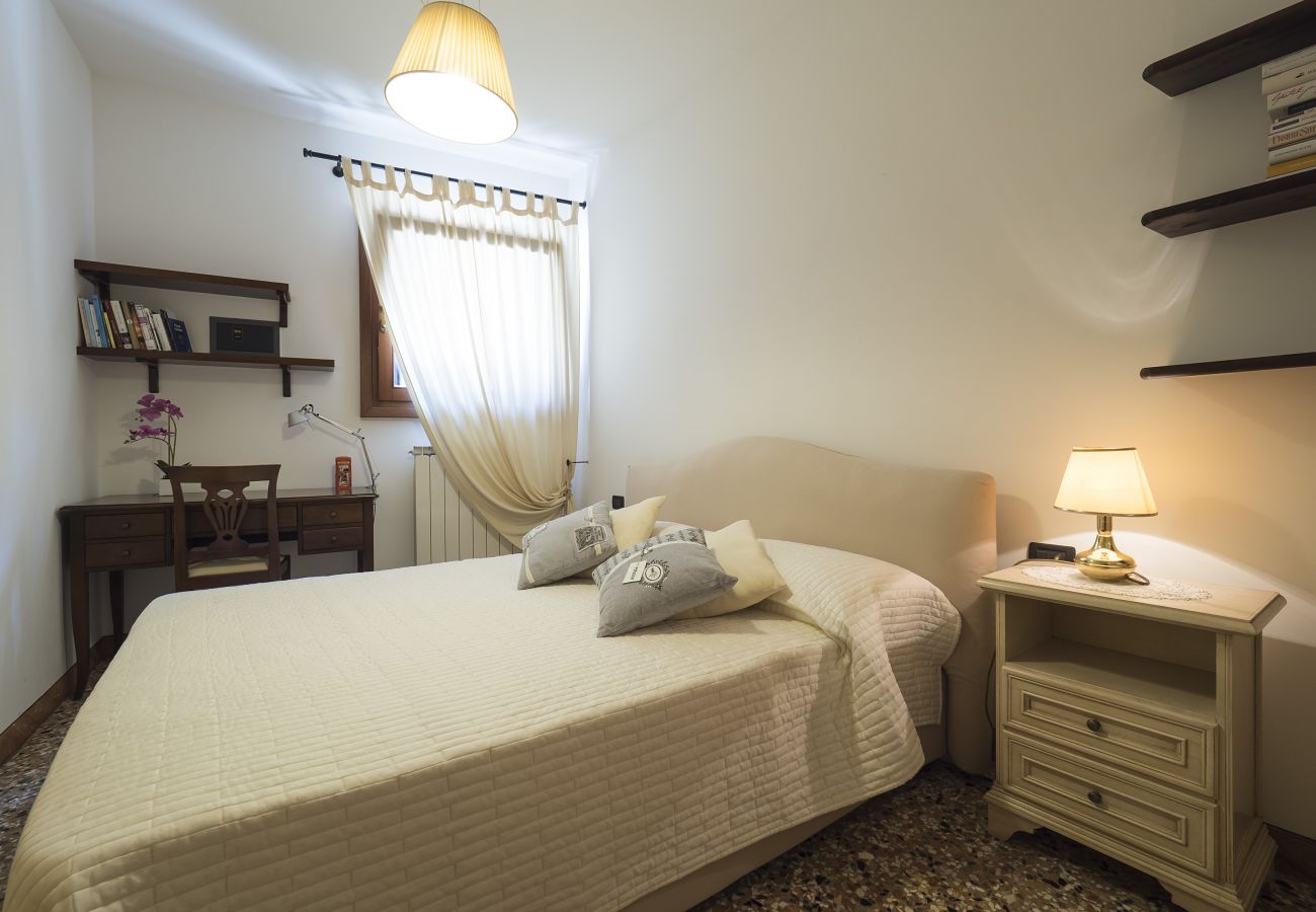 Apartment in Castello - CASTELLO/BIENNALE, APARTMENT ON THE GROUND FLOOR WITH VIEW OVER THE CANAL