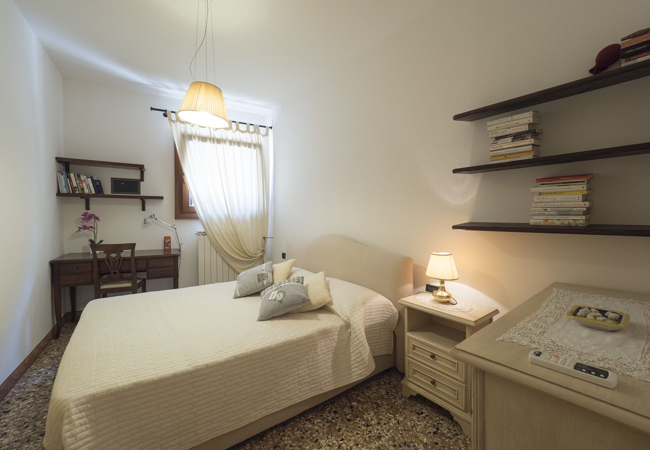 Apartment in Castello - CASTELLO/BIENNALE, APARTMENT ON THE GROUND FLOOR WITH VIEW OVER THE CANAL