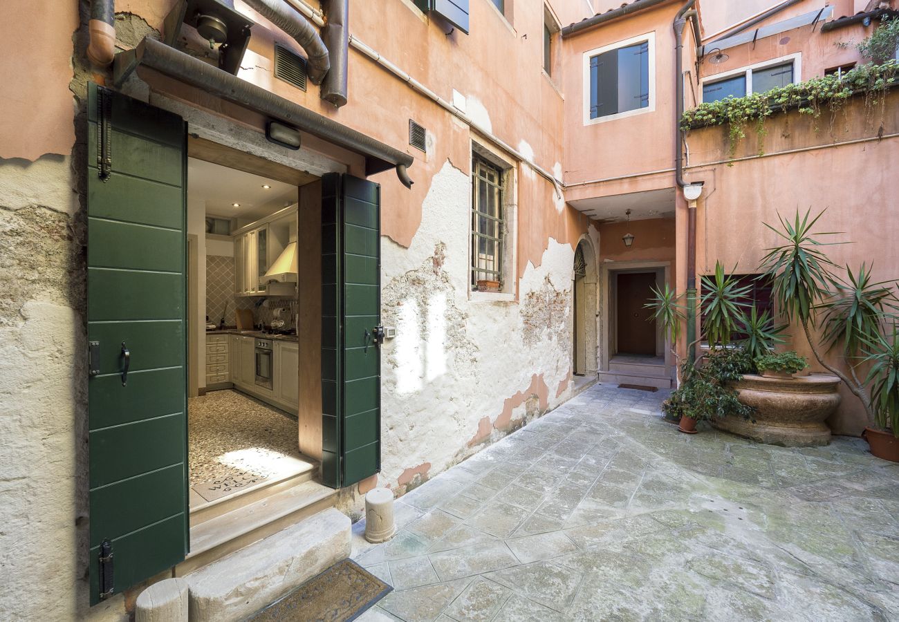 Apartment in Castello - CASTELLO/BIENNALE, APARTMENT ON THE GROUND FLOOR WITH VIEW OVER THE CANAL